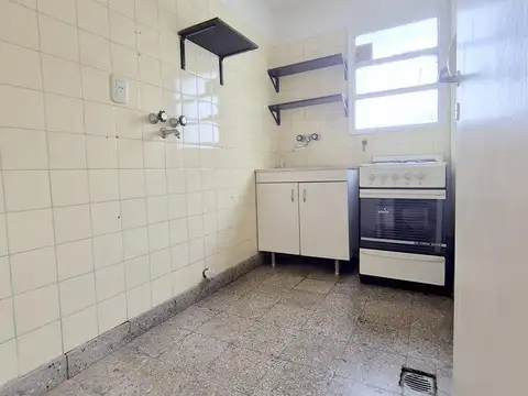Mansilla al 2900: Alquilo: 1 Amb. C/Frte. Balcón Frances. Cocina completa. Baño con multiface.-