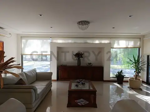 Casa 10 ambientes con 4 baños