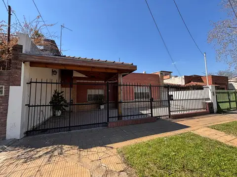 Casa 3 ambientes con jardin y garaje, sobre lote propio de 10x30 en Venta en José León Suárez, San Martin