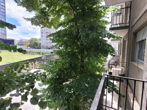 TRES AMBIENTES A LA CALLE CON BALCON Y PATIO