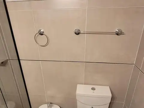 TRES AMBIENTES A LA CALLE  CON BALCON Y PATIO