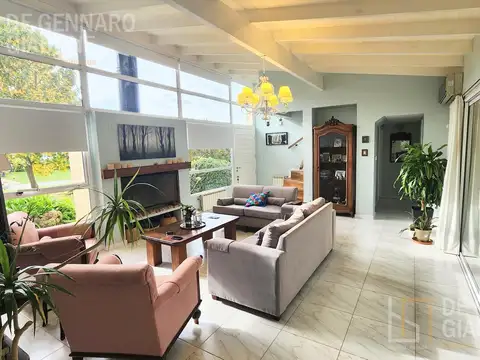 Casa 5 ambientes con 3 baños