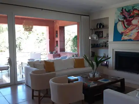 Casa 8 ambientes con 4 baños