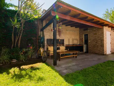 Venta Casa de 3 dormitorios con jardín, quincho y galpón | Barrio La Cerámica, Rosario