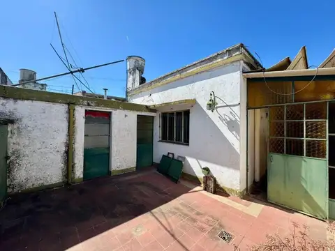 Casa en venta - 2 Dormitorios 1 Baño - 152mts2 - Chivilcoy