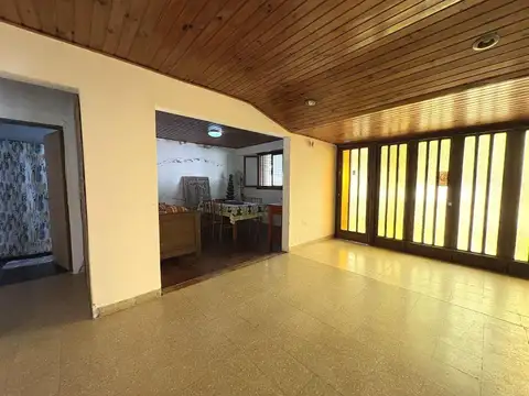 Casa 5 ambientes con 2 baños