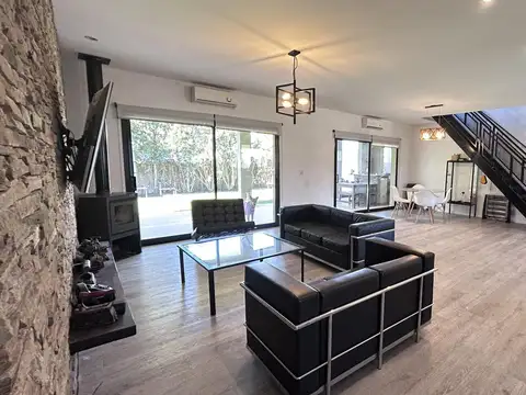 PROPIEDAD RESERVADA. Casa en venta en lote central en La Cuesta de 6 ambientes