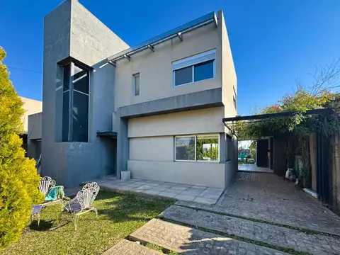 Casa en Venta con 4 dormitorios en Punta Chacra con pileta y parrillero