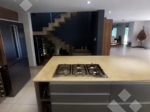 Casa 7 ambientes con 3 baños