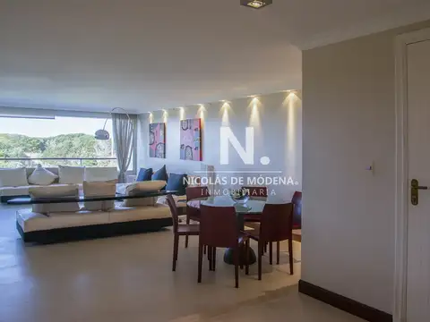 Apartamento de 4 dormitorios en Punta del Este frente al mar en Playa Brava