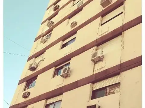 AMPLIA OFICINA AL FRENTE CON COCHERA EN EL MISMO PISO  