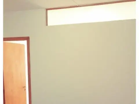 AMPLIA OFICINA AL FRENTE CON COCHERA EN EL MISMO PISO  