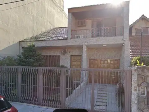 Excelente chalet sobre lote de 8.66x41.60. Amplio fondo con quincho. Garage pasante.