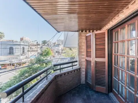 Casa en Triplex Al Fte. Cochera y Pileta! Pque Chacabuco - Flores