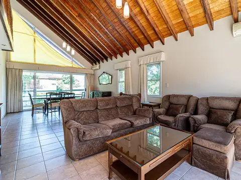 Casa 5 ambientes con 3 baños