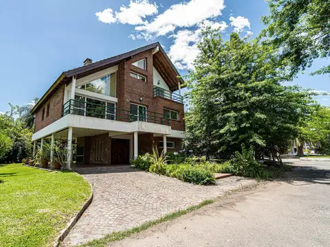 Casa en Venta con 4 cocheras