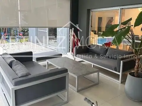 Casa en Venta con 2 cocheras