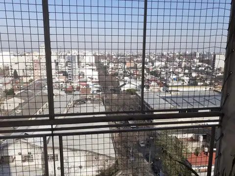 3 amb. al frente con cochera cubierta. Edificio con quincho y parrilla