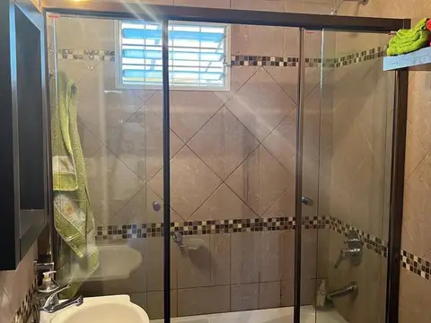 Casa 5 ambientes con 2 baños