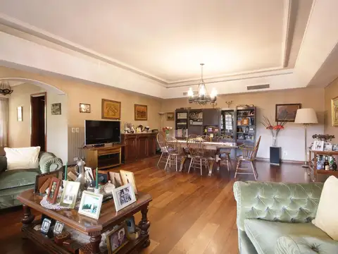 Casa en Venta con 4 cocheras