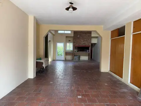 CASA CENTRICA EN VENTA APTA CREDITO 3 DORMITORIOS
