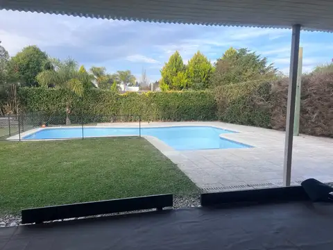 Casa en Alquiler con 3 cocheras