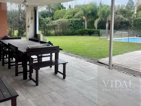 Casa en Alquiler con 3 cocheras