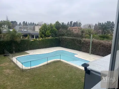 Casa en Alquiler con 3 cocheras