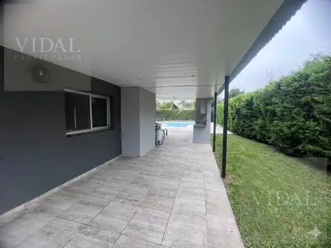 Casa en Alquiler con 3 cocheras