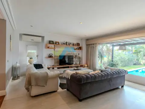 Casa 8 ambientes con 5 baños