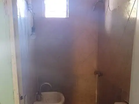 VENTA DE TERRENO CON CASA A REFACCIONAR EN ESQUINA