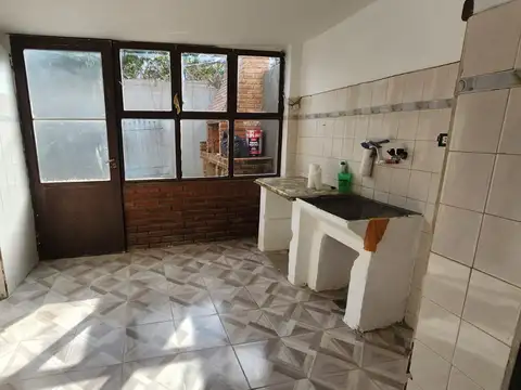 Casa 7 ambientes con 2 baños