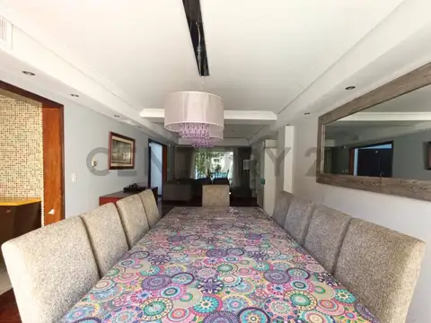 Venta Casa de tres pisos con piscina en Barrio Parque los Intendentes, Villa Martelli