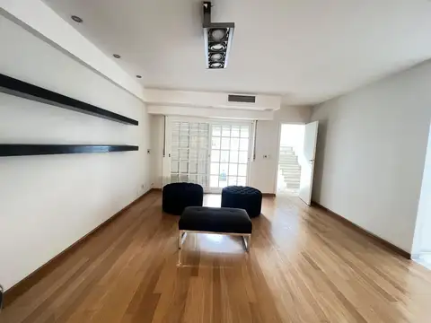 Casa en Alquiler con 4 cocheras