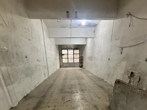 Local 250m2 en tres plantas. Excelente ubicación. Once.