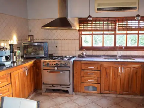 VENTA CASA 5 AMBIENTES EN LONGCHAMPS FINANCIA