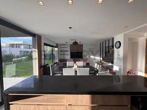 Casa en Venta con 2 cocheras