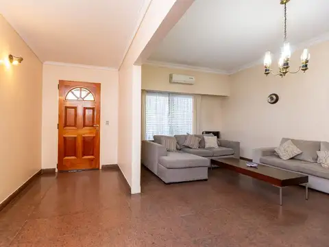 VENTA CASA EN CASEROS C/ COCHERA Y PATIO - PERMUTA