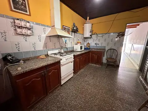 Casa 4 ambientes con 2 baños