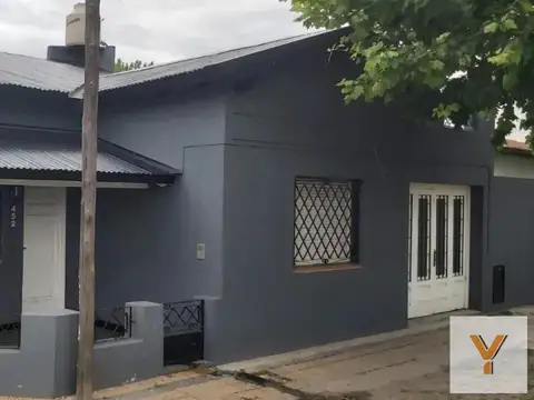 Casa en venta - 3 dormitorios, 1 baño - 124mts2 sobre lote de 155mts2 - Ensenada