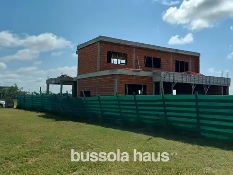 Casa 5 ambientes con 3 baños