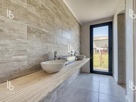 Casa 4 ambientes con 2 baños