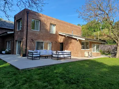 Casa en Alquiler con 4 cocheras