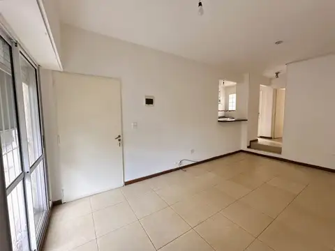 Depto Tipo Casa en Alquiler en Monte Castro, $ 1.000.000