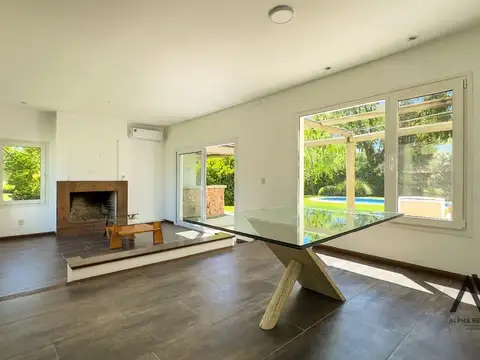 Casa en Venta con 3 cocheras