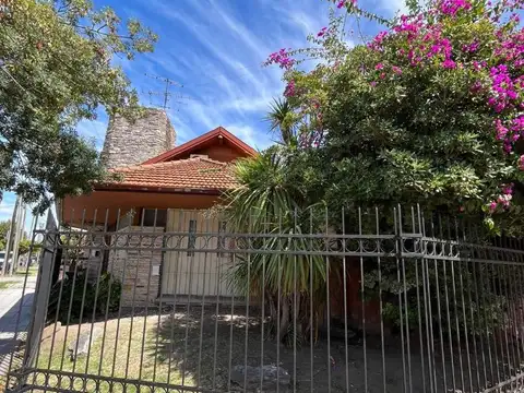Casa 6 ambientes con 4 baños