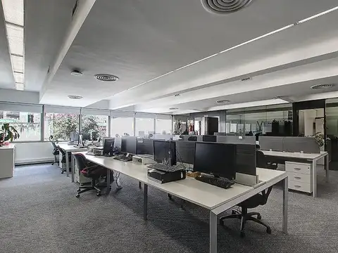 Piso completo de oficina totalmente instalada. Edificio de categoría