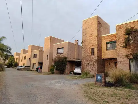 ¡Alquiler! Dúplex en Housing en Argüello - 3 dormitorios
