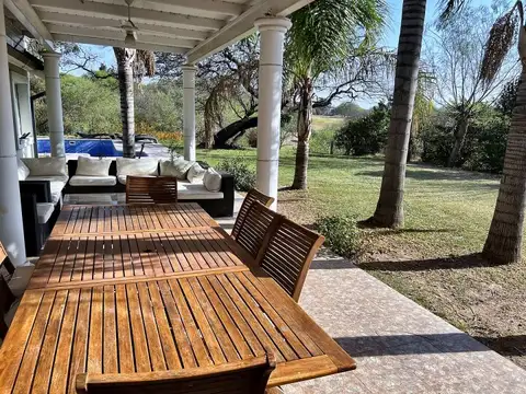 Casa en venta 6 dorm con pileta en Country Las Delicias, parque de 1.800 m²
