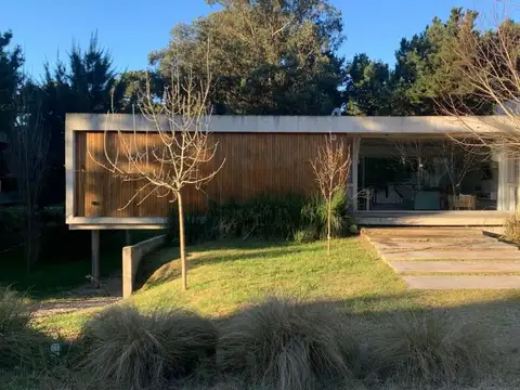 Casa en Venta 4 Dormitorios en Costa Esmeralda Barrio Deportivo Barrio Privado
